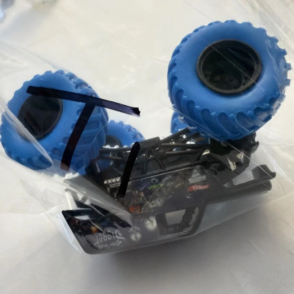 Hot Wheels Monster Jam 1:64 Son-uva Grave Digger Skull Truck‎ Blue Tires Treads